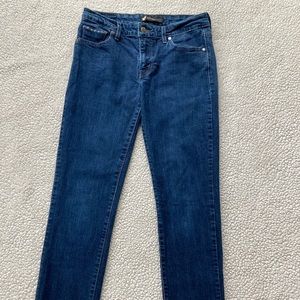 Woman’s Levi Mid Rise Skinny Jeans. Size 8. 29” waist/ 32” length.